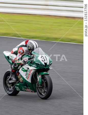 疾走するライダー 132817706