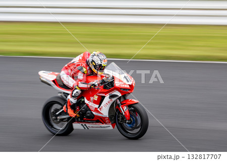 疾走する赤いバイク 132817707
