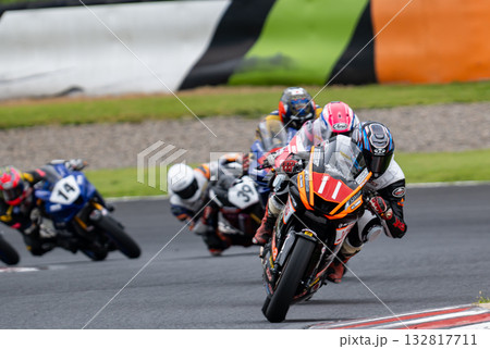 競い合うライダー達 132817711
