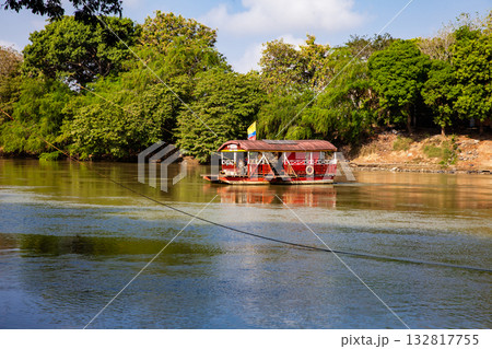 Non motorized ferry, called planchon, used by residents to cross the Sinu River from one bank to the other in the city of Monteria, Colombia. 132817755