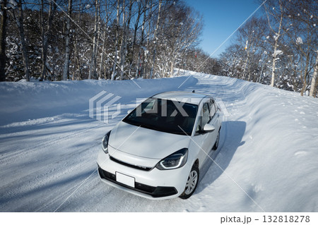 積雪路面を走る車スタッドレスタイヤのイメージ 北海道旭川市 132818278