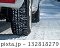 積雪路面を走る車スタッドレスタイヤのイメージ 北海道旭川市 積雪路面を走る車スタッドレスタイヤのイメージ 北海道旭川市 132818279