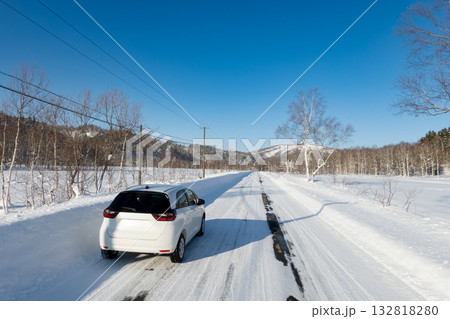 積雪路面を走る車スタッドレスタイヤのイメージ 北海道旭川市 132818280