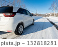 積雪路面を走る車スタッドレスタイヤのイメージ 北海道旭川市 積雪路面を走る車スタッドレスタイヤのイメージ 北海道旭川市 132818281