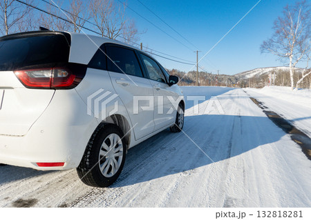 積雪路面を走る車スタッドレスタイヤのイメージ 北海道旭川市 積雪路面を走る車スタッドレスタイヤのイメージ 北海道旭川市 132818281