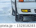積雪路面を走る車スタッドレスタイヤのイメージ 北海道旭川市 積雪路面を走る車スタッドレスタイヤのイメージ 北海道旭川市 132818283