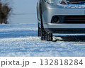 積雪路面を走る車スタッドレスタイヤのイメージ 北海道旭川市 積雪路面を走る車スタッドレスタイヤのイメージ 北海道旭川市 132818284