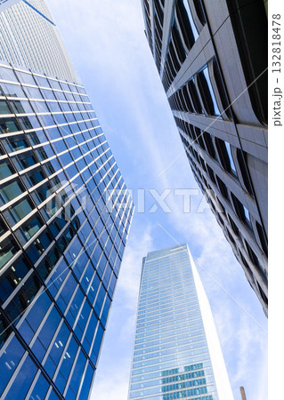 下から見上げたビルを望む大規模開発すすすむ東京都市風景 132818478