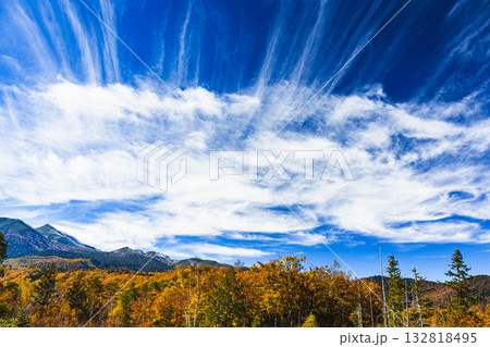 どじょう池からの流れる雲と紅葉風景 どじょう池からの流れる雲と紅葉風景 132818495