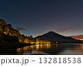 紅葉の山中湖と富士山 紅葉の山中湖と富士山 132818538