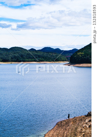 愛知県犬山市の入鹿池に浮かぶワカサギ釣りのボート 132818593