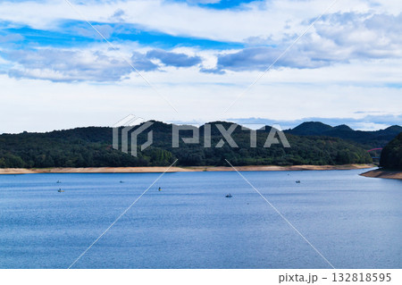 愛知県犬山市の入鹿池に浮かぶワカサギ釣りのボート 132818595