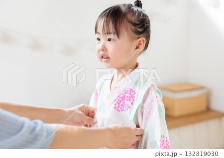 浴衣を着る2歳の女の子　子供浴衣 着付け 132819030
