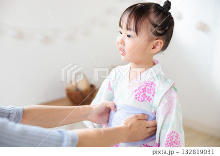 浴衣を着る2歳の女の子　子供浴衣 着付け 132819031