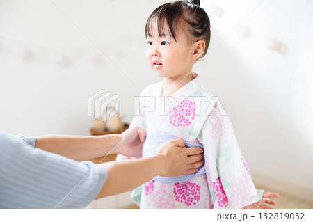 浴衣を着る2歳の女の子　子供浴衣 着付け 132819032