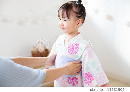 浴衣を着る2歳の女の子　子供浴衣 着付け 132819034