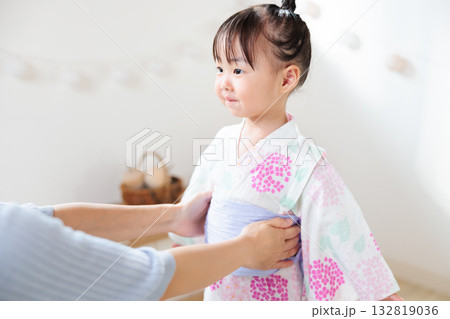 浴衣を着る2歳の女の子　子供浴衣 着付け 132819036