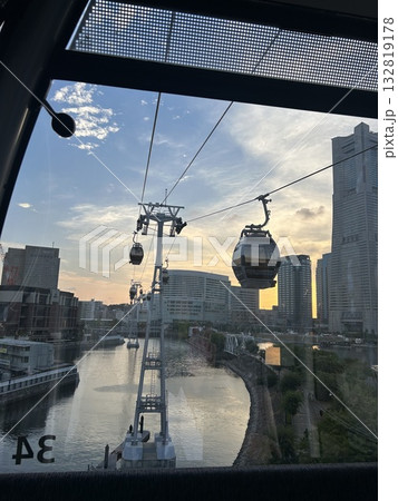 橋の上から見た夕焼け YOKOHAMA AIR CABIN 橋の上から見た夕焼け YOKOHAMA AIR CABIN 132819178