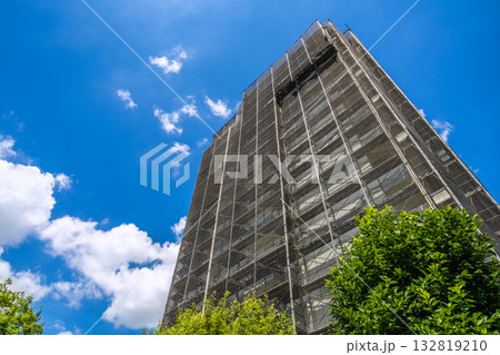 日本の横浜都市景観 マンションの補修や点検等、足場や防護ネットなど。衛星アンテナが… 132819210