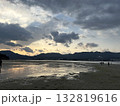 夕方　海面に映る空 132819616