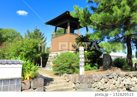 【長崎県】晴天の島原武家屋敷の鐘撞堂(時鐘楼) 【長崎県】晴天の島原武家屋敷の鐘撞堂(時鐘楼) 132820513