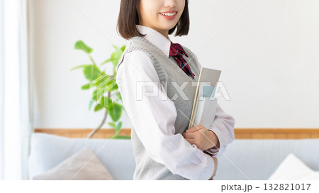 受験生・制服姿の女子高校生 受験生・制服姿の女子高校生 132821017