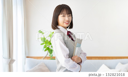受験生・制服姿の女子高校生 132821018