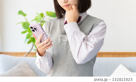受験生・制服姿の女子高校生 受験生・制服姿の女子高校生 132821023