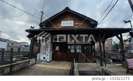 福井鉄道 北府駅のコントラスト:レトロ駅舎と新型低床電車FUKURAM 福井鉄道 北府駅のコントラスト:レトロ駅舎と新型低床電車FUKURAM 132821173
