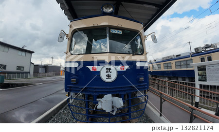 福井鉄道 北府駅のコントラスト:レトロ駅舎と新型低床電車FUKURAM 福井鉄道 北府駅のコントラスト:レトロ駅舎と新型低床電車FUKURAM 132821174