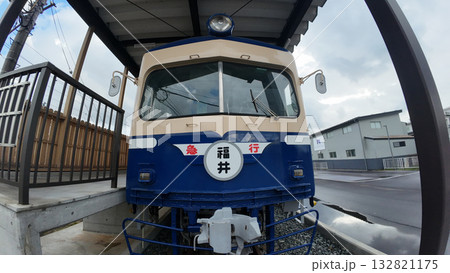 福井鉄道 北府駅のコントラスト：レトロ駅舎と新型低床電車FUKURAM 132821175