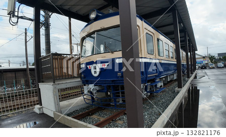 福井鉄道 北府駅のコントラスト：レトロ駅舎と新型低床電車FUKURAM 132821176