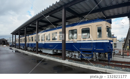 福井鉄道 北府駅のコントラスト：レトロ駅舎と新型低床電車FUKURAM 132821177