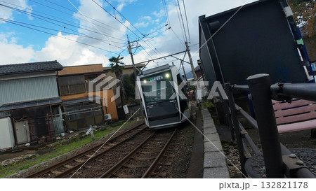 福井鉄道 北府駅のコントラスト:レトロ駅舎と新型低床電車FUKURAM 福井鉄道 北府駅のコントラスト:レトロ駅舎と新型低床電車FUKURAM 132821178
