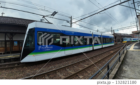 福井鉄道 北府駅のコントラスト:レトロ駅舎と新型低床電車FUKURAM 福井鉄道 北府駅のコントラスト:レトロ駅舎と新型低床電車FUKURAM 132821180