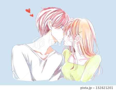 キスをしようとする男性と驚く怪訝な表情の女性 132821201