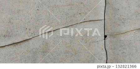 Cracked concrete wall 132821366