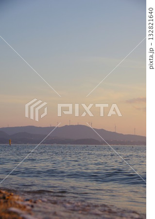 兵庫県南あわじ市 夕暮れに慶野松原海水浴場から阿那賀方面を望む 兵庫県南あわじ市 夕暮れに慶野松原海水浴場から阿那賀方面を望む 132821640