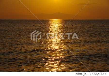 兵庫県南あわじ市　慶野松原から小豆島に沈む夕陽を望む 132821643