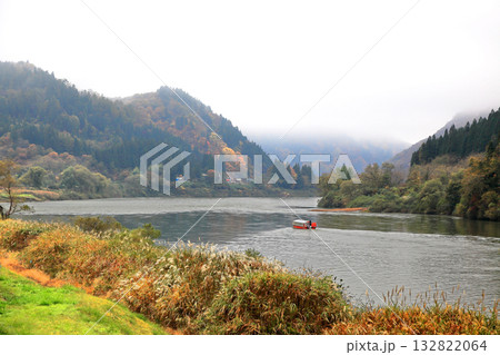 最上川舟下り 紅葉 132822064