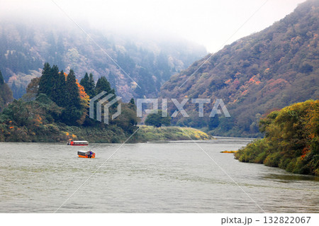 最上川舟下り 紅葉 132822067