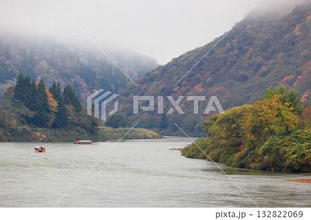 最上川舟下り 紅葉 最上川舟下り 紅葉 132822069