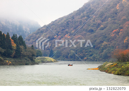 最上川舟下り 紅葉 132822070