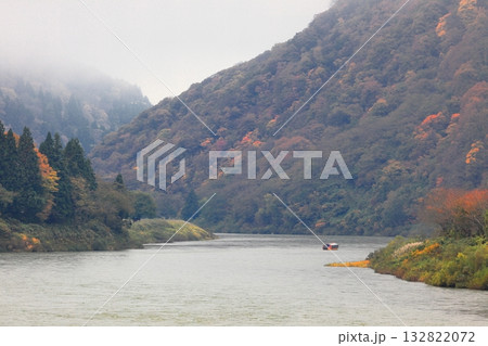最上川舟下り 紅葉 132822072