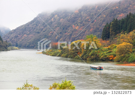 最上川舟下り 紅葉 132822073
