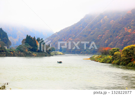 最上川舟下り 紅葉 132822077