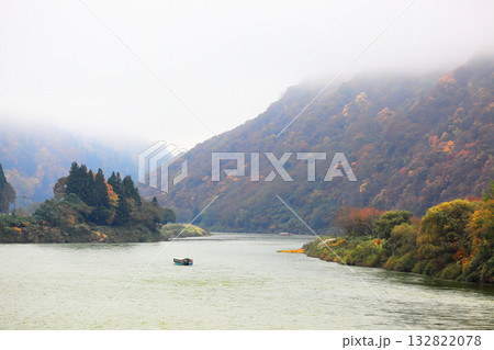 最上川舟下り 紅葉 最上川舟下り 紅葉 132822078