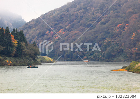 最上川舟下り 紅葉 132822084