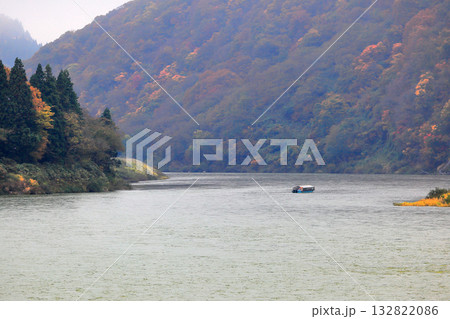 最上川舟下り 紅葉 最上川舟下り 紅葉 132822086
