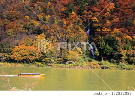 最上川舟下り 紅葉　白糸の滝 132822089